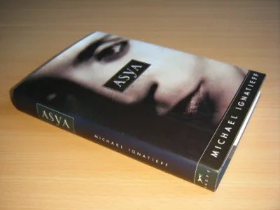 Tweedehands boek: Asya A Gripping Novel of Identity and Love van auteur Michael Ignatieff  - Engelstalige hardcover met stofomslag in zeer nette staat. Oogt als nieuw!