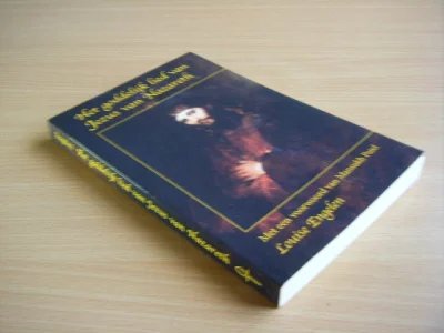 Tweedehands boek: Het goddelijk lied van Jezus van Nazareth van auteur Louise Engelen - Paperback met rechte rug, zonder leesvouwen. Geen naam voorin en geen ezelsoren.