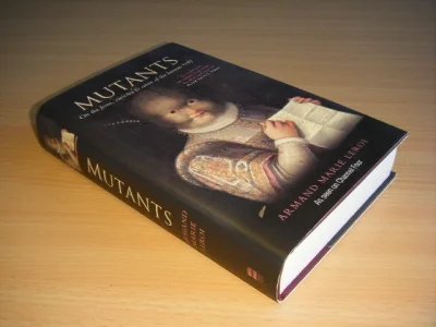 Tweedehands boek: Mutants on the form varieties and errors of the human body van auteur Armand Marie Leroi  - Engelstalige hardcover met stofomslag en illustraties. In zeer goede conditie.