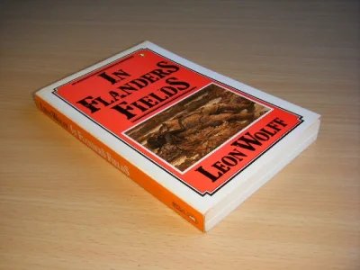 Tweedehands boek: In Flanders Fields van auteur Leon Wolff  - Engelstalige pocket met rechte rug zonder leesvouwen. Kaft is wat gelig. Geen beschadigingen.