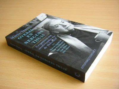 Boek met de titel: Overal en Nergens Thuis, Gesprekken met overlevenden van de Holocaust