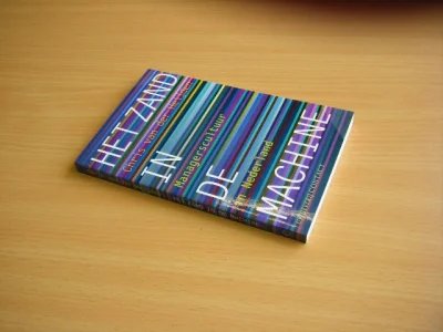 Tweedehands boek: Het zand in de Machine, managerscultuur in Nederland van auteur Chris van der Heijden - Paperback met rechte rug zonder leesvouwen. De hoeken van de kaft hebben een beschermplakbandje. Keurig net boekje.