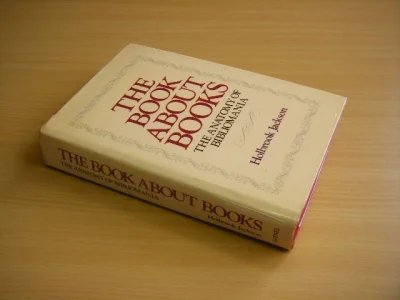 Tweedehands boek: The Book About Books, The anatomy of bibliomania van auteur Holbrook Jackson - Engelstalige hardcover met stofomslag. De stofomslag heeft een doorzichtige beschermtape waarmee deze professioneel is vastgemaakt aan de kaft. 1ste blz ex Libres en 3de blz kleine naamstempel.