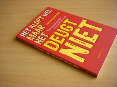Tweedehands boek: Het klopt wel maar het deugt niet van auteur Stevo Akkerman  - Paperback met flappen, rechte rug zonder leesvouwen. Kleine gebruikerssporen aan de randen van de kaft. In keurige staat!