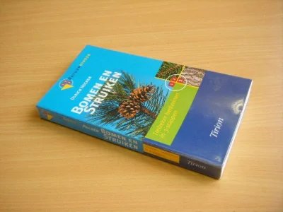 Tweedehands boek: Bomen en Struiken, natuurgidsen van auteur Ulrich Hecker - Paperback met plastic stofomslag. Rechte rug zonder leesvouwen. Naamstempeltje onderzijde snede. In keurig nette staat!