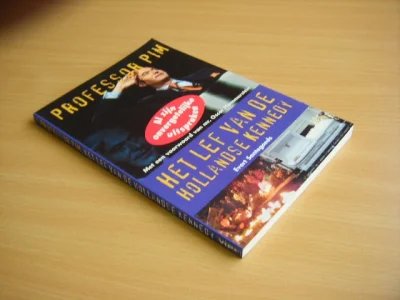 Tweedehands boek: Professor Pim, Het lef van de Hollandse Kennedy van auteur Evert Santegoeds - Paperback geïllustreerd met rechte rug zonder leesvouwen. Uiteinde hoekjes kaft ietsjes gebouwen, verder oogt dit boekje als nieuw!