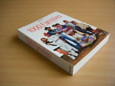 Tweedehands boek: 1000 families van auteur Uwe Ommer - Engels en Duitstalige Paperback met rechte rug zonder leesvouwen. De hoekjes van de kaft hebben een beschermplakbandje. In zeer goede concitie.