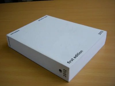 Tweedehands boek: Unseen 2012 van auteur Aaron Schuman  - Dikke Engelstalige paperback met rechte rug zonder leesvouwen. In goede staat. Klein bruin vlekje op de achterkant.