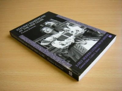 Tweedehands boek: Staging Shakespeare at the New Globe van auteur P. Kiernan  - Engelstalige paperback rechte rug, zonder leesvouwen. In zeer goede staat. Geen naam voorin en geen ezelsoren.