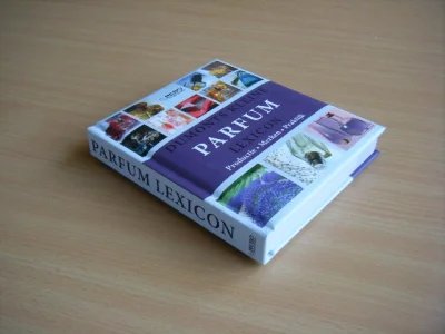 Tweedehands boek: Dumonts kleine parfum lexicon van auteur Tobias Pehle - Softcover met rechte rug zonder leesvouwen. Klein deukje achterkant kaft. Met kleurenfoto's 