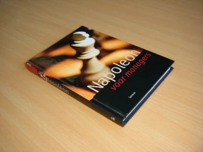 Tweedehands boek: Napoleon voor Mangers van auteur samengesteld; Gaby van den Berghe - Hardcover. 1ste blz. en achterin kleine naamstempel.