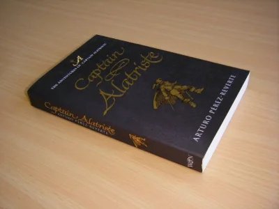 Tweedehands boek: The adventures of Captain Alatriste van auteur Arturo Perez-Reverte  - Engelstalige paperback met rechte rug zonder leesvouwen. Niet ingeschreven, mooie kaft. Erg mooi exemplaar!