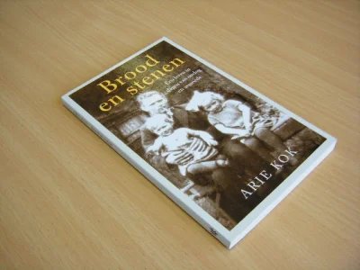 Boek met de titel: Brood en stenen. Een leven in dagen van oorlog en armoede