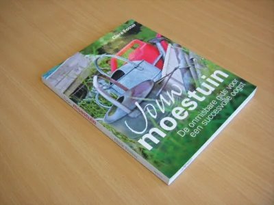 Tweedehands boek: Jouw moestuin. De onmisbare gids voor een succesvolle oogst van auteur Clare Foster  - Paperback met flappen, rechte rug zonder leesvouwen. Naamstempeltje onderkant snede. Met kleuren foto's