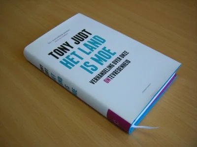 Tweedehands boek: Het land is moe. Verhandeling over onze ontevredenheid van auteur Tony Judt  - Hardcover met stofomslag en leeslint. Oogt als nieuw!