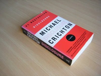 Tweedehands boek: Disclosure van auteur Michael Crichton  - Engelstalige pocket met rechte rug en leesvouwen. Gebruikerssporen aan de kaft. Naamstempeltje voorin.