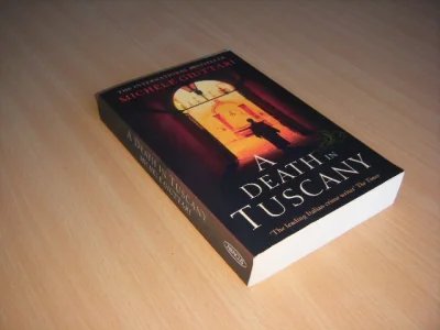 Tweedehands boek: A Death in Tuscany van auteur Michele Giuttari - Engelstalige pocket met rechte rug en lichte leesvouwen. In zeer nette staat.