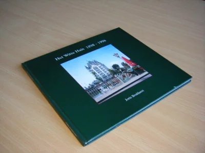 Tweedehands boek: Het Witte Huis 1898-1998 van auteur Joris Boddaert  - Hardcover. Kleine deuk onderaan de voorkant van de kaft. Deze uitgave bestaat uit 2000 genummerde exemplaren en dit is nummer 0927. Gesigneerd door Joris Boddaert op 22-11-1998.