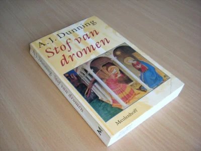 Tweedehands boek: Stof van dromen van auteur A. J. Dunning  - Paperback met licht scheef gelopen ruggetje en lichte leesvouwen. De hoeken van de kaft hebben een bescherm plakbandje. Naamstempeltje voorin en onderkant snede. Verder in nette conditie.