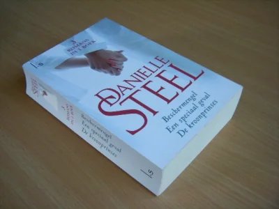 Boek met de titel: Beschermengel - Een speciaal geval - De kroonprinses, 3 romans in 1 boek