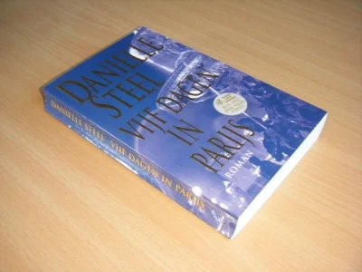 Tweedehands boek: Vijf dagen in Parijs van auteur Danielle Fernande Steel  - Paperback met flappen. Licht gebogen rug. Stempel onder de flap. In zeer nette staat!