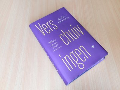 Tweedehands boek: De verschuivingen van auteur Stefan Hertmans - Hardcover met stofomslag met hele lichte gebruikerssporen aan de randen. Binnenin onbeschreven en schoon.