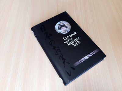 Tweedehands boek: Op zoek naar de Japanse lach van auteur Hans Böhm - Hardcover met stofomslag, oogt als nieuw! Binnenin onbeschreven, schoon en netjes.