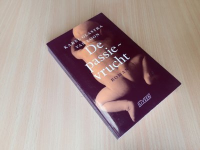 Tweedehands boek: De paasievrucht van auteur Karel Glastra van Loon - Paperback met rechte rug en lichte leesvouwen. Hele lichte gebruikerssporen randen kaft, binnenin onbeschreven schoon en netjes