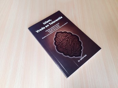 Tweedehands boek: Islam, vrede en tolerantie van auteur Zahid Aziz, Reza Ghafoerkhan - Paperback met rechte rug zonder leesvouwen. Hele lichte gebruikerssporen randen kaft. Bladzijdes iets verkleurd aan de randen, verder onbeschreven en netjes.