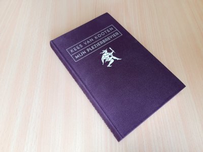 Tweedehands boek: Mijn plezierbrevier van auteur Kees van Kooten - Hardcover met leeslint. In zeer goede conditie. Binnenin onbeschreven, schoon en netjes.