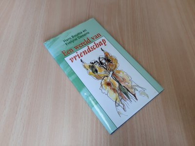 Tweedehands boek: Een wereld van vriendschap van auteur Johannes Otto Conradus Bouma, Evelyne Dessens - Hardcover met stofomslag. Bovenkant stofomslag lichte gebruikerssporen, binnenkant omslag vlekkerig. Verder onbeschreven en netjes.
