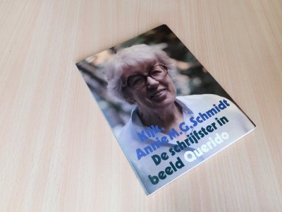 Tweedehands boek: Kijk, Annie M. G. Schmidt van auteur Kees Fens, Reinold Kuipers - Paperback hoekjes licht gebogen hoekjes. Achterkant licht verkleurd. In goede conditie.