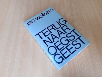 Tweedehands boek: Terug naar Oegstgeest van auteur Jan Wolkers - Paperback met rechte rug en lichte verkleuring en gebruikerssporen randen kaft. Onbeschreven en netjes.