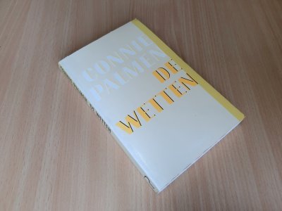 Tweedehands boek: De wetten van auteur Connie Palmen - Paperback met rechte rug, lichte gebruikerssporen randen kaft. Binnenkant onbeschreven en netjes.