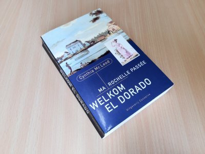 Tweedehands boek: Ma Rochelle Passee, Welkom El Dorado van auteur Cynthia Mc Leod - Paperback met licht scheefgelopen ruggetje. Lichte gebruikerssporen randen kaft. Binnenin schoon en onbeschreven!