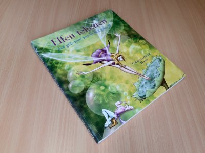 Tweedehands boek: Elfen tekenen van auteur Yolanda Heersma - Paperback met flappen, lichte gebruikerssporen randen kaft. Binnenin onbeschreven, schoon en netjes.