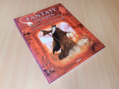 Tweedehands boek: Fantasy figuren tekenen en schilderen van auteur Finlay Cowan - Hardcover met flappen, hele lichte gebruikerssporen puntjes kaft. Binnenin schoon en onbeschreven!