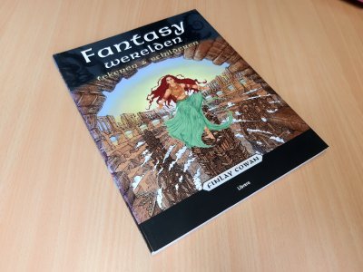 Tweedehands boek: Fantasy werelden tekenen en schilderen van auteur Finlay Cowan, Freya Dangerfield, Ghislaine de Thouars - Paperback met flappen. Hele lichte gebruikerssporen aan de randen kaft. Binnenin onbeschreven en schoon. In zeer goede conditie