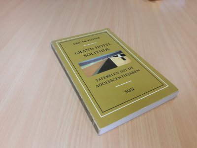Tweedehands boek: Grand Hotel Solitude van auteur Eric de Kuyper - Softcover met flappen, kaft heeft lichte gebruikerssporen. Boek verkeert in goede staat