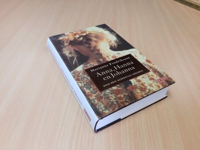 Tweedehands boek: Anna, Hanna en Johanna van auteur Marianne Fredriksson - Hardcover met stofomslag. Boek is zo goed als nieuw