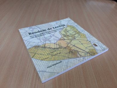 Boek met de titel: Rondom de Leedijk