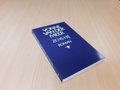 Boek met de titel: Zo is hij