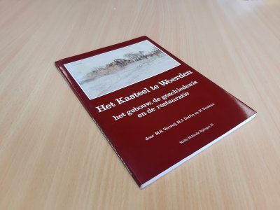 Tweedehands boek: Het Kasteel te Woerden van auteur M.S. Verweij, M.J. Dolfin en N. Vroman - Paperback met flappen. Lichte gebruikerssporen randen flappen. Bladzijdes lichte verkleuring, verder onbeschreven, schoon en netjes
