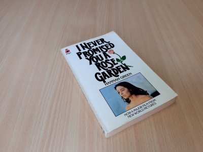 Boek met de titel: I never promised you a rose garden