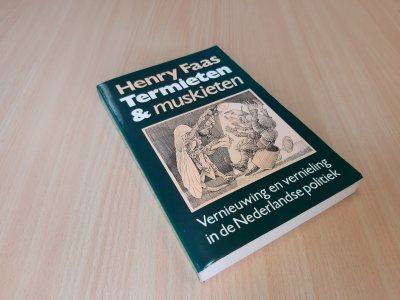 Tweedehands boek: Termieten & muskieten van auteur Henry Faas - Softcover, naam voorin geschreven, pagina's licht verkleurd. Het boek verkeert in goede staat