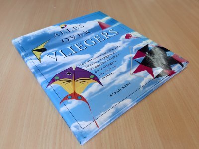 Tweedehands boek: Alles over vliegers van auteur Sarah Kent - Hardcover met stofomslag. Typex voorin. Lichte verkleuring bladzijdes, verder schoon en onbeschreven.
