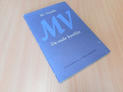 Tweedehands boek: De oude kustlijn van auteur M. Vasalis - Hardcover met stofomslag. Stofomslag vertoont lichte gebruikerssporen. Boek verkeert in goede tot zeer goede staat