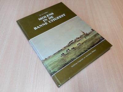 Tweedehands boek: Molens in de banne Uitgeest van auteur Albertus Josefus Kölker - Hardcover met lichte gebruikerssporen randen kaft, klein vlekje 1ste blz, verder schoon en onbeschreven.