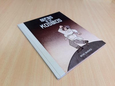 Tweedehands boek: Mens in de Kosmos van auteur Michel Wijdeveld - Hardcover stripboek, full-color, uitgavenummer 360 in de collectie van uitgeverij Mooi Weer. Oogt als nieuw!