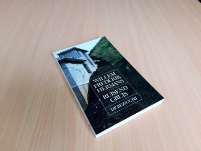 Boek met de titel: Ruisend gruis